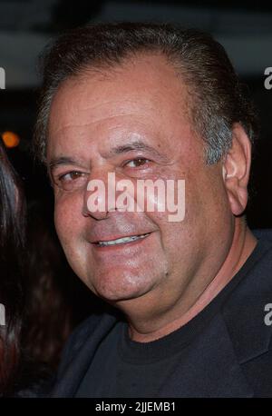 Los Angeles, Stati Uniti. 21st Ott 2010. Paul Sorvino arriva alla prima delle perturbazioni domestiche sul lotto Paramount a Los Angeles. Ottobre 30, 2001. SorvinoPaul03.jpg Credit: Tsuni/USA/Alamy Live News Foto Stock