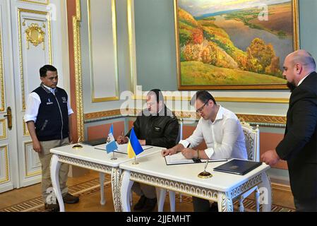 Kiev, Ucraina. 25th luglio 2022. Il ministro degli Esteri ucraino Dmytro Kuleba, a destra, firma un accordo di esenzione dal visto con il ministro degli Esteri guatemalteco Mario Bucaro, a sinistra, presso il Palazzo Mariinskyi, il 25 luglio 2022 a Kiev, Ucraina. Credit: Ukrainian Presidential Press Office/Ukraine Presidency/Alamy Live News Foto Stock