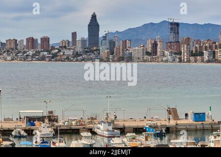 Vista panoramica di Playa Poniente dal porto di pescatori della città di Benidorm, provincia di Alicante, Comunità Valenciana, Spagna, Europa Foto Stock