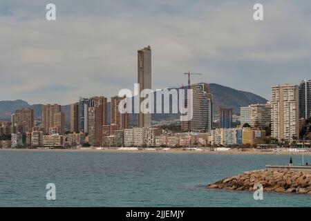 Vista panoramica di Playa Poniente dal porto di pescatori della città di Benidorm, provincia di Alicante, Comunità Valenciana, Spagna, Europa Foto Stock