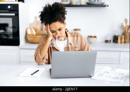 Sorpassato giovane africano americano donna, freelancer o studente esausto, che lavora da remoto da casa, stanco di noioso lavoro online, che soffre di stanchezza cronica, lavoro eccessivo, si addormenta alla scrivania Foto Stock