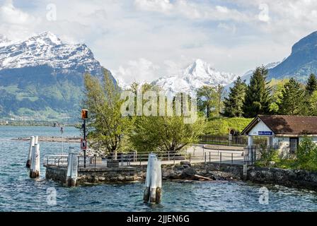 Molo di spedizione di Isleten Isenthal sul lago di Lucerna, Svizzera, Berner Alpen Foto Stock