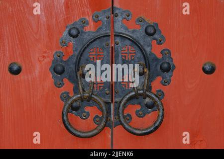 Antica porta in ferro serratura presso il Palazzo Gyeongbokgung, in Corea del Sud Seoul Foto Stock