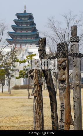 Totem Poles di fronte al Museo Nazionale del Folklore di Corea, Corea del Sud, Seoul Foto Stock