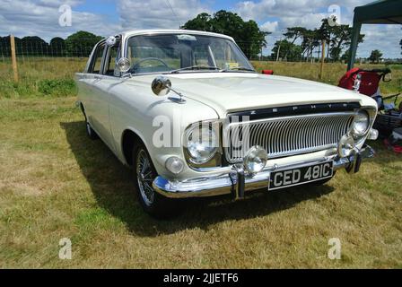 Una Ford Zephyr 4 del 1965 parcheggiata in mostra al 47th storico veicolo raduno mostra di auto classiche, Powderham, Devon, Inghilterra, Regno Unito. Foto Stock