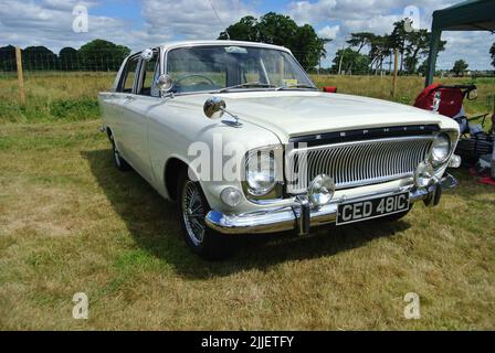 Una Ford Zephyr 4 del 1965 parcheggiata in mostra al 47th storico veicolo raduno mostra di auto classiche, Powderham, Devon, Inghilterra, Regno Unito. Foto Stock