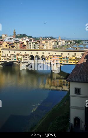 Vista sull'Arno fino al Ponte Vecchio dall'ultimo piano della Galleria degli Uffizi di Firenze Foto Stock