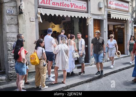 I clienti che fanno la fila all'esterno di tutto l'Antico Vinaio Sandwich Shop Invia dei Neri Firenze Italia Foto Stock