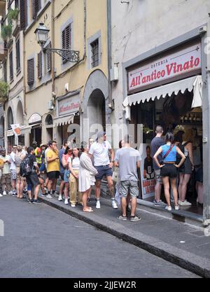 I clienti che fanno la fila all'esterno di tutto l'Antico Vinaio Sandwich Shop Invia dei Neri Firenze Italia Foto Stock