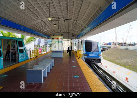 MIAMI, FL -18 MAGGIO 2022 - Vista del transito di massa gratuito Metromover sulla monorotaia sopraelevata che trasporta le persone nel centro di Miami, Omni e Brickell aree Foto Stock