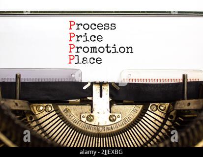 Simbolo del luogo di promozione del prezzo di processo PPPP. Concetto parole PPPP processo prezzo promozione luogo digitato su bella vecchia macchina da scrivere retrò. Business e PPPP Foto Stock
