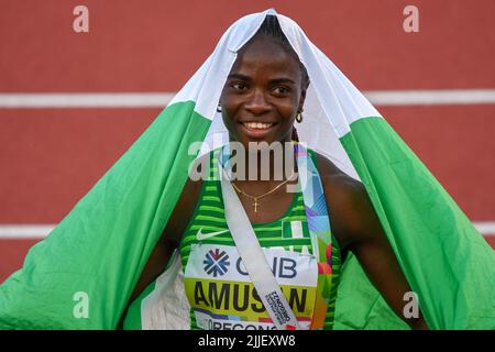 Eugene, Oregon. 24 luglio 2022, Tobi AMUSAN della Nigeria prende l'oro nella finale dei 100 metri ostacoli durante i Campionati mondiali di atletica il 24 luglio 2022 a Eugene, Oregon. Credit: SCS/Erik van Leeuwen/AFLO/Alamy Live News Foto Stock