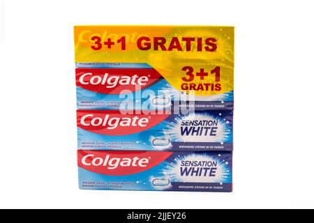 WETZLAR, GERMANIA 2022-07-14: Dentifricio Colgate in una scatola. Colgate è un dentifricio prodotto da Colgate-Palmolive. Foto Stock