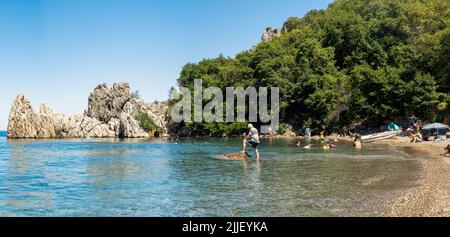 Foto ravvicinata della spiaggia di Olympos e delle rovine dell'antica città di Olympos ad Antalya. Foto Stock