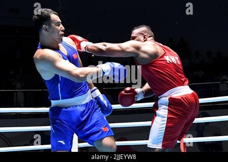 Kuwait, Kuwait. 25th luglio 2022. Aihemaiti Maimiti della Cina (L) lotta contro Alanzi Abdulahraman del Kuwait nella finale maschile del 92kg al primo Campionato Internazionale di boxe Kuwait nel Governatorato di Mubarak al-Kabeer, Kuwait, 25 luglio 2022. Credit: Gazy Qaffaf/Xinhua/Alamy Live News Foto Stock