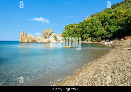 Foto ravvicinata della spiaggia di Olympos e delle rovine dell'antica città di Olympos ad Antalya. Foto Stock