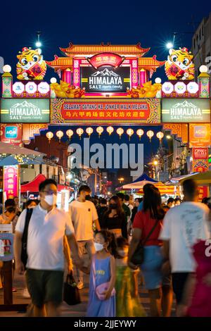 MELAKA, MALESIA - 11 giugno 2022: Jonker Walk Night Market a Melaka. La città di Melaka è dichiarata patrimonio dell'umanità dall'UNESCO. Foto Stock