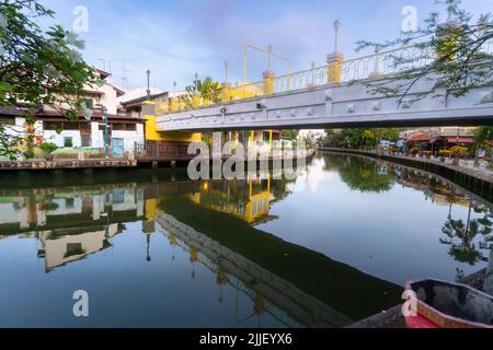 MELAKA, MALESIA - 12 giugno 2022: Street art colorata e ponte lungo il fiume Melaka. La città di Melaka è dichiarata patrimonio dell'umanità dall'UNESCO. Foto Stock