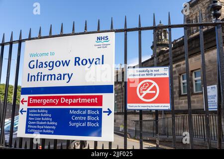 Glasgow Royal Infirmary e ospedale didattico con segnaletica per pronto soccorso e non fumatori, Glasgow centro città, Scozia, Regno Unito, Europa Foto Stock