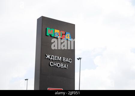 San Pietroburgo, Russia. 25th luglio 2022. Il logo del centro commerciale Mega, a San Pietroburgo, Russia. I negozi della società svedese Ikea in Russia stanno chiudendo. Anche i negozi di abbigliamento di marca di aziende straniere stanno chiudendo. Nei centri commerciali, la partecipazione è in calo. Credit: SOPA Images Limited/Alamy Live News Foto Stock