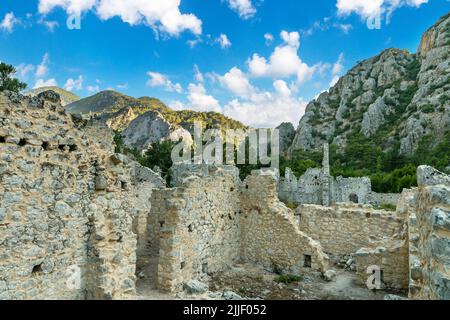 Foto ravvicinata della spiaggia di Olympos e delle rovine dell'antica città di Olympos ad Antalya. Foto Stock