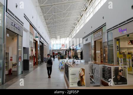 San Pietroburgo, Russia. 25th luglio 2022. I visitatori scelgono i negozi per i loro acquisti nel Mega Shopping Center. I negozi della società svedese Ikea in Russia stanno chiudendo. Anche i negozi di abbigliamento di marca di aziende straniere stanno chiudendo. Nei centri commerciali, la partecipazione è in calo. Credit: SOPA Images Limited/Alamy Live News Foto Stock