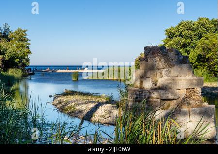 Foto ravvicinata della spiaggia di Olympos e delle rovine dell'antica città di Olympos ad Antalya. Foto Stock