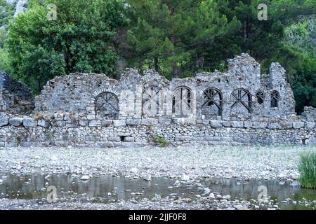Foto ravvicinata della spiaggia di Olympos e delle rovine dell'antica città di Olympos ad Antalya. Foto Stock