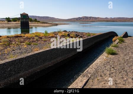 Silver Springs, Stati Uniti. 25th luglio 2022. L'acqua entra in una siccità colpito serbatoi. Il livello dell'acqua dei serbatoi di Lahontan continua a scendere sotto le temperature di 100 gradi e le esigenze agricole. (Foto di Ty o'Neil/SOPA Images/Sipa USA) Credit: Sipa USA/Alamy Live News Foto Stock