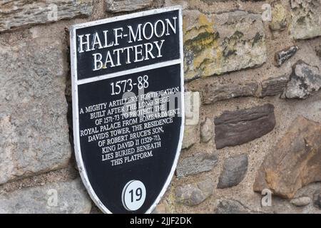 Edinburgh Castle Scotland, segno targa per Half Moon Battery 1573-88 una possente fortificazione di artiglieria costruita dopo il lungo assedio, Scozia, UK, estate 22 Foto Stock