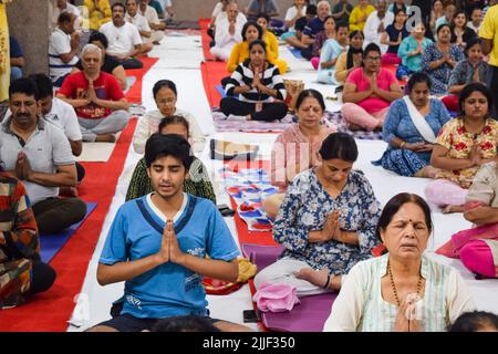 New Delhi, India, 19 2022 giugno - sessione di esercizio di yoga di gruppo per persone di diverse età al Tempio Balaji, Vivek Vihar, International Yoga Day, Foto Stock