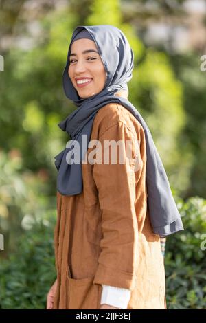 Ritratto di bellezza donna musulmana sorridente alla macchina fotografica all'aperto Foto Stock