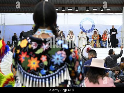 Edmonton, Canada occidentale, 25 luglio 2022. Papa Francesco incontra i leader indigeni durante un incontro al Muskwa Park di Maskwacis, a sud di Edmonton, Canada occidentale, il 25 luglio 2022. Papa Francesco visita il Canada per avere la possibilità di scusarsi personalmente con i sopravvissuti indigeni per gli abusi commessi per decenni nelle scuole residenziali gestite dalla Chiesa Cattolica. Foto di Vatican Media (EV)/ABACAPRESS.COM Foto Stock