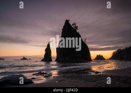 Tramonto a Rialto Beach nel Parco Nazionale Olimpico di Washington, USA. Foto Stock