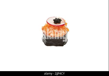 Sushi roll con salmone, caviale tobiko isolato su sfondo bianco Foto Stock