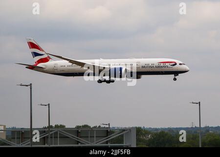 Londra, Regno Unito. 21st luglio 2022. Un aereo della British Airways, Boeing 787-9 Dreamliner si avvicina per atterrare all'aeroporto London Heathrow Terminal 5. Credit: SOPA Images Limited/Alamy Live News Foto Stock