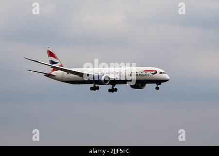 Londra, Regno Unito. 21st luglio 2022. Un aereo della British Airways, Boeing 787-9 Dreamliner si avvicina per atterrare all'aeroporto London Heathrow Terminal 5. Credit: SOPA Images Limited/Alamy Live News Foto Stock