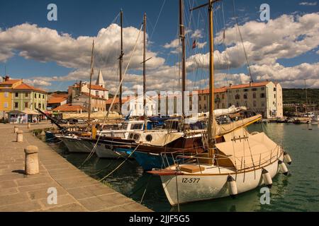 Izola, Slovenia - 8th luglio 2022. Il lungomare della storica città medievale di Izola sulla costa adriatica della Slovenia Foto Stock