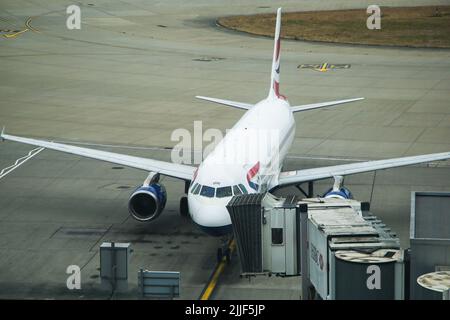 Londra, Regno Unito. 21st luglio 2022. Un aereo della British Airways ad un cancello all'aeroporto Heathrow Terminal 5 di Londra. (Foto di Dinendra Haria/SOPA Images/Sipa USA) Credit: Sipa USA/Alamy Live News Foto Stock