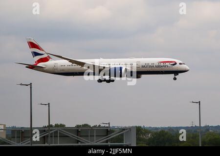 Londra, Regno Unito. 21st luglio 2022. Un aereo della British Airways, Boeing 787-9 Dreamliner si avvicina per atterrare all'aeroporto London Heathrow Terminal 5. (Credit Image: © Dinendra Haria/SOPA Images via ZUMA Press Wire) Foto Stock