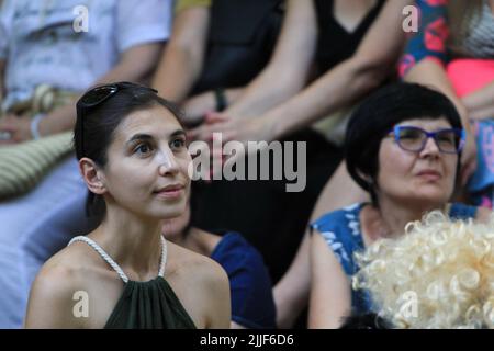 Odessa, Ucraina. 23rd luglio 2022. Il pubblico guarda con attenzione le prestazioni di 'Odessa, io ti amo' al mercato del libro a Odessa. Lo spettacolo 'Odessa, ti amo' racconta storie della vita degli abitanti di Odessa con il suo caratteristico colore e umorismo. Lo spettacolo è stato organizzato dagli attori del Teatro n° 7 e giocato all'aperto al mercato del libro. L'obiettivo della performance è quello di raccogliere donazioni per esigenze di difesa aerea (Photo by Viacheslav Onyshchenko/SOPA Images/Sipa USA) Credit: Sipa USA/Alamy Live News Foto Stock