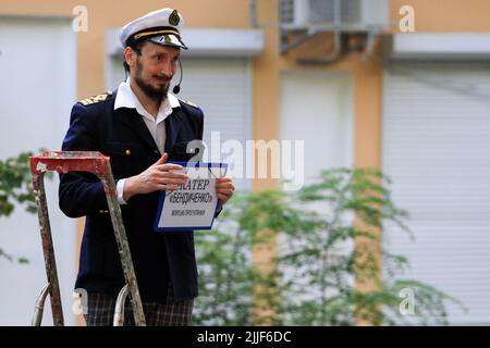 Odessa, Ucraina. 23rd luglio 2022. L'attore di teatro è visto durante la prestazione di 'Odessa, li amo 'al mercato del libro a Odessa. Lo spettacolo 'Odessa, ti amo' racconta storie della vita degli abitanti di Odessa con il suo caratteristico colore e umorismo. Lo spettacolo è stato organizzato dagli attori del Teatro n° 7 e giocato all'aperto al mercato del libro. L'obiettivo della performance è quello di aumentare le donazioni per le esigenze di difesa aerea. (Foto di Viacheslav Onyshchenko/SOPA Images/Sipa USA) Credit: Sipa USA/Alamy Live News Foto Stock