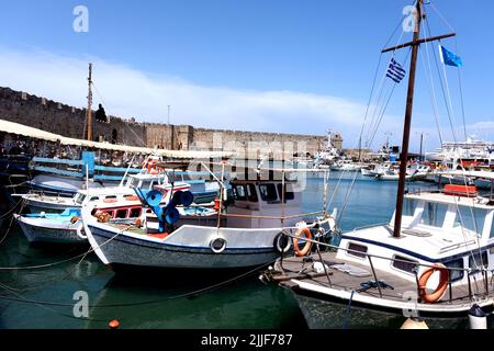 Barche ormeggiate nel porto di Mandraki sull'isola di Rodi in Grecia Foto Stock