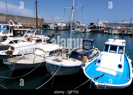Barche ormeggiate nel porto di Mandraki sull'isola di Rodi in Grecia Foto Stock