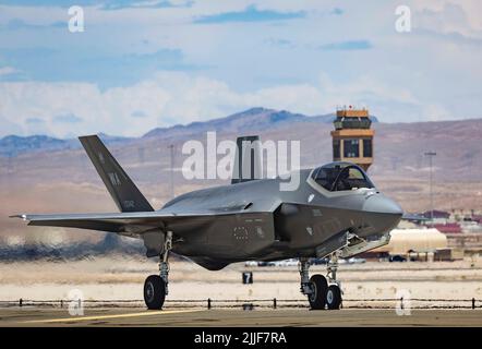 Un F-35A Lightning II, assegnato alla US Air Force Weapons School, siede sulla pista alla base dell'aeronautica di Nellis, Nevada, 18 luglio 2022. Il F-35A fornisce capacità stealth di prossima generazione come aggressori con una maggiore consapevolezza situazionale per addestrare e ridurre la vulnerabilità per gli Stati Uniti e le forze congiunte che partecipano a questa iterazione di esercizio. (STATI UNITI Air Force foto di Airman 1st Class Makenna Gott) Foto Stock