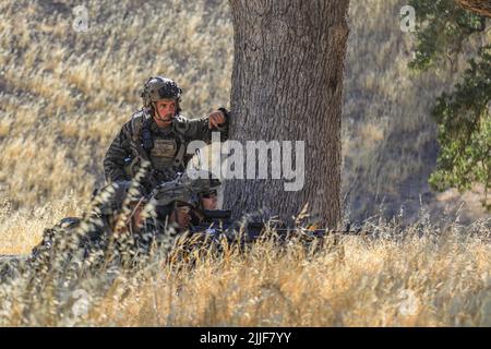Soldati dell'esercito degli Stati Uniti assegnati a 1st battaglione, 23rd reggimento di fanteria, 2nd squadra di combattimento di Brigata di Stryker, 2nd divisione di fanteria, prepararsi ad imboscare la compagnia Alpha, 1st battaglione, 297th reggimento di fanteria, 29th squadra di combattimento di Brigata di fanteria dall'Alaska come forze opposte durante il programma di addestramento di combattimento esportabile (XCTC) a Camp Roberts, California, Luglio 17, 2022. XCTC è una serie di esercizi di addestramento tra una brigata dell'esercito degli Stati Uniti a servizio attivo e una brigata della Guardia Nazionale dell'Esercito, volti ad aumentare le competenze e la preparazione delle unità della Guardia Nazionale. (STATI UNITI Guardia Nazionale dell'esercito foto di Sgt. LIA Foto Stock