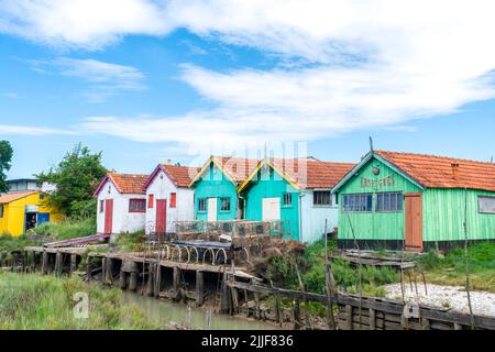 Isola di Oleron, Charente-Maritime, Francia Giugno 9th 2018 Colourful ostriche capanne a Chateau d'Oleron isola sulla costa atlantica occidentale Foto Stock