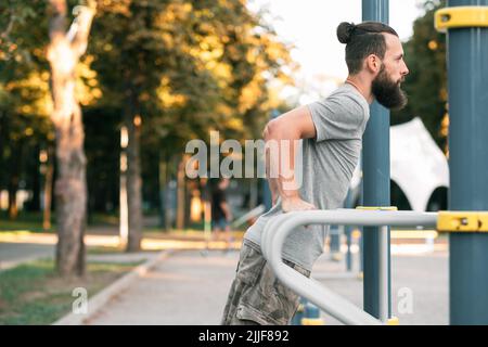 allenamento all'aperto man bar tuffa fitness Foto Stock