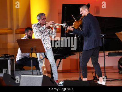 Cracovia, Polonia - 4 luglio 2022: Adam Baldych Quartet e Paolo Fresu vivono sul palcoscenico della Filarmonica di Cracovia al Summer Jazz Festival di Cracovia, Polonia Foto Stock