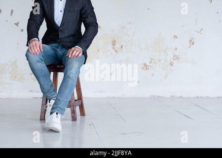 jeans uomo giacca sit fiducioso business trainer Foto Stock